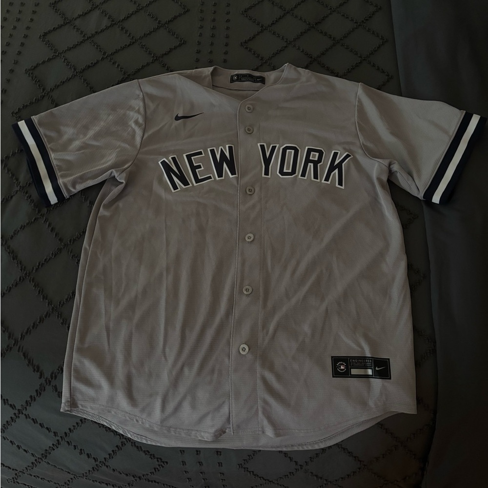 Men’s New York Yankee Away Jersey (Sz Med)